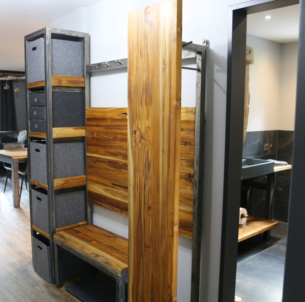 Flur mit Garderobe – Ferienwohnung in Täsch bei Zermatt