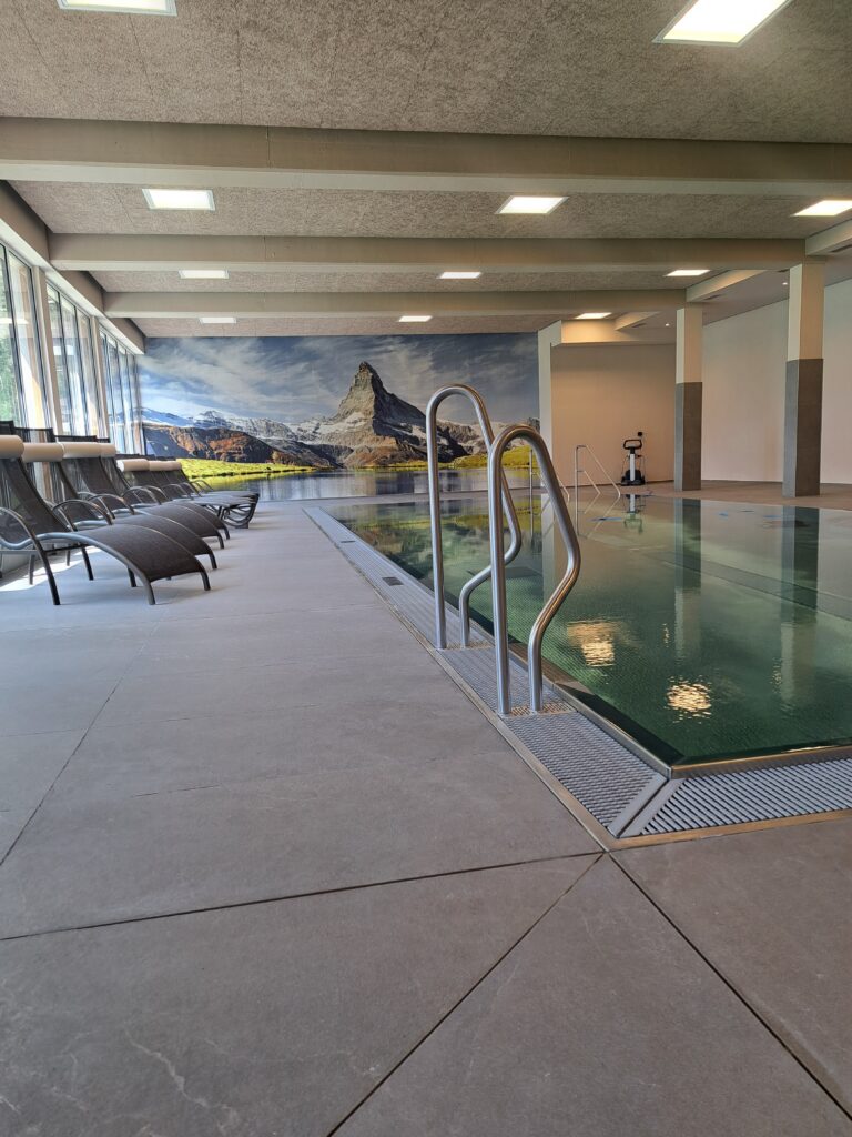 Hallenbad im Wellnessbereich – Ferienwohnung in Täsch bei Zermatt
