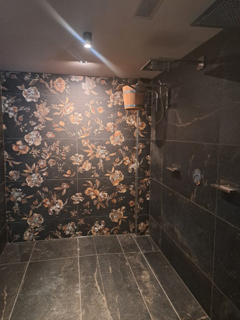 Dusche im Wellnessbereich – Ferienwohnung in Täsch bei Zermatt