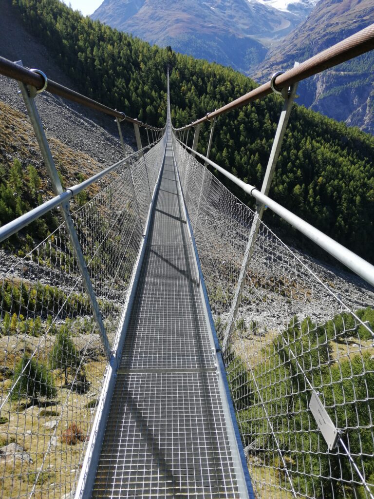 Hängebrücke bei Randa – Ferienwohnung in Täsch bei Zermatt