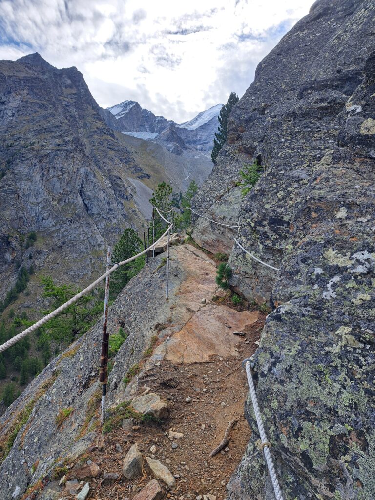 Wanderweg in den Bergen – Ferienwohnung in Täsch bei Zermatt